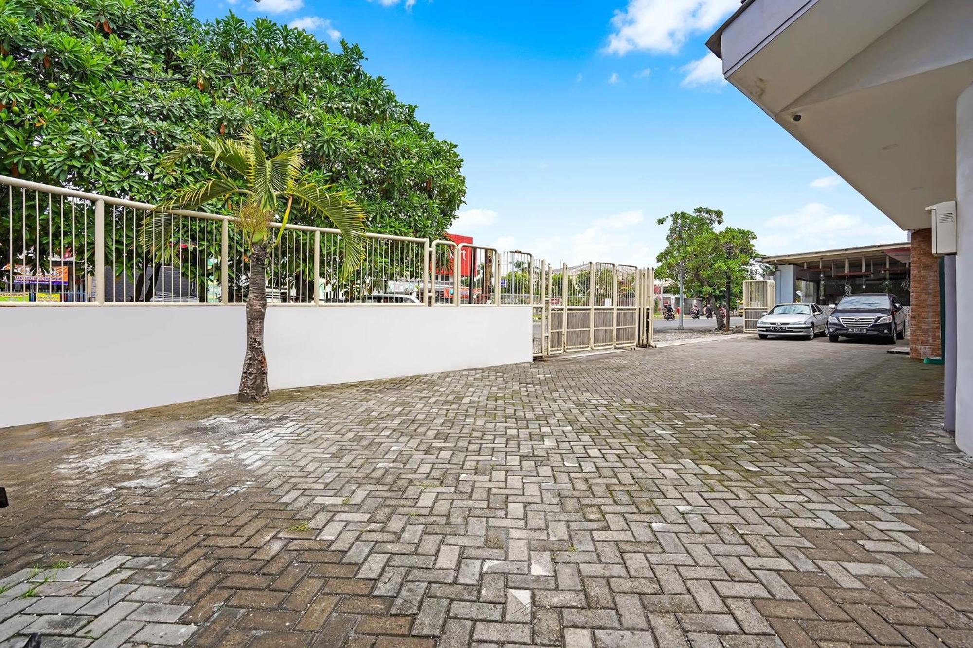 Capital O 90888 Bintang Diponggo Residence Surabaya Exterior foto